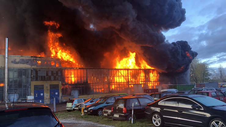 Wrocław: Pożar hali produkcyjnej. Kłęby czarnego dymu nad miastem