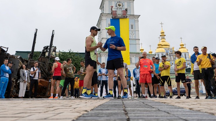 Ukraina. "Ultramaraton Wdzięczności". Ratownik biegnie 800 km z Kijowa do Warszawy