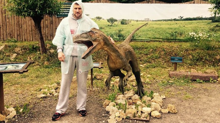 Wachozaur pospolity relaksuje się przed walką