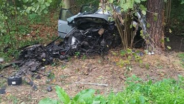 Volkswagen uderzył w drzewo. Nie żyje dwóch mężczyzn