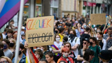 "Nie jesteśmy ideologią". Demonstracja osób LGBT w centrum Poznania