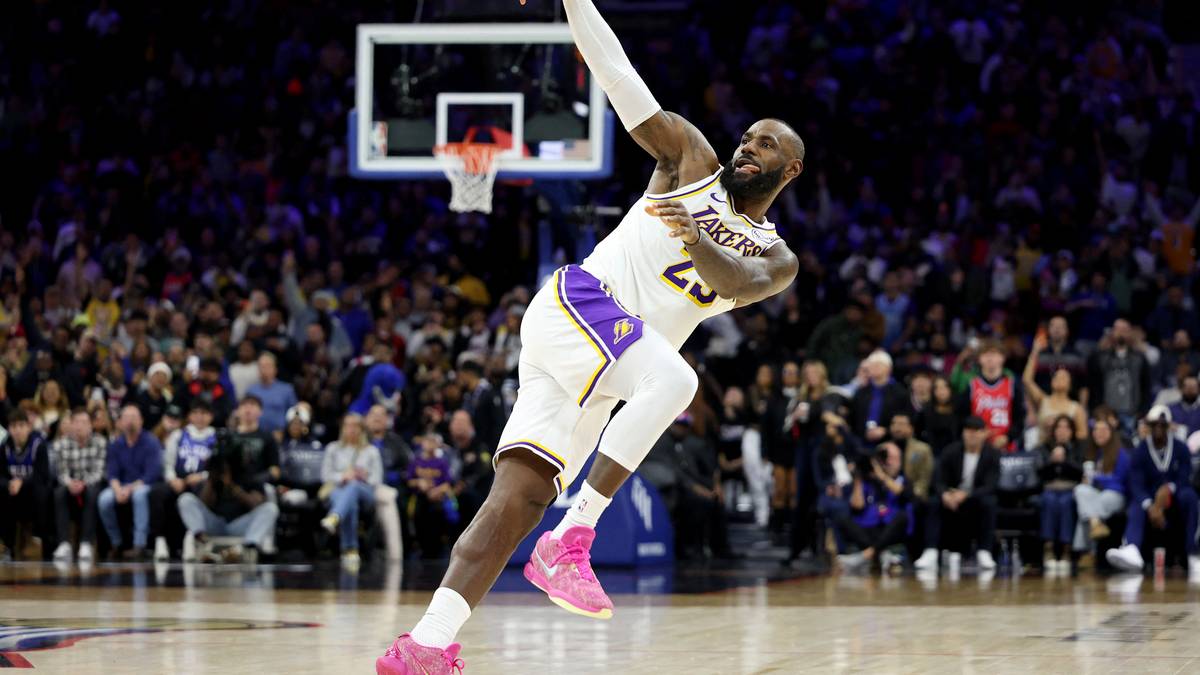 Koszykarz LeBron James w akcji na boisku, wykonujący rzut.