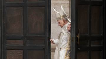 Papież wezwał kardynałów do Watykanu. Narada za zamkniętymi drzwiami