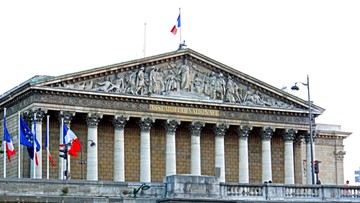 Francja: stan wyjątkowy przedłużony o dwa miesiące