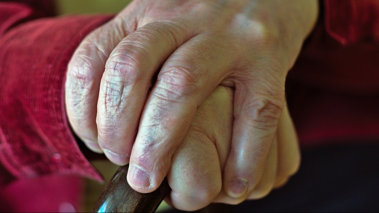 Wielka Brytania: 90-latek dźgnął nożem chorą żonę, bo skończyła mu się cierpliwość