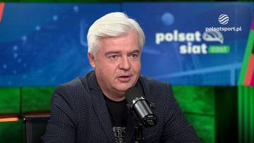 Mężczyzna z siwymi włosami w garniturze, siedzący przed mikrofonem w studiu telewizyjnym.