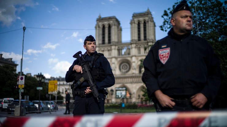 Media o zamachu w Paryżu: kolejny raz mundur na celowniku