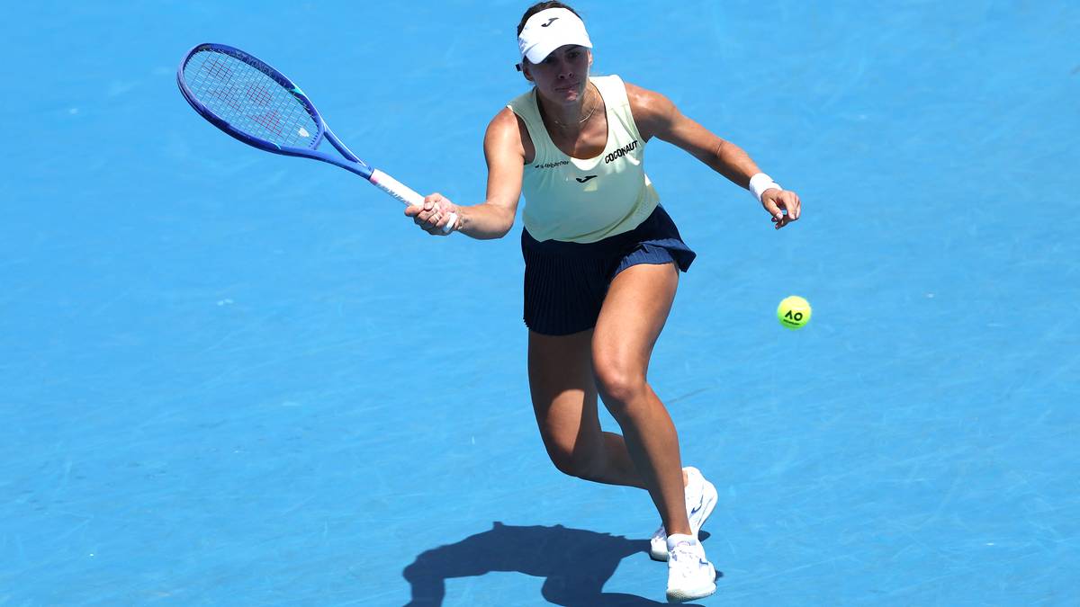 Tenisistka Magda Linette podczas meczu, wykonująca uderzenie forhendowe.