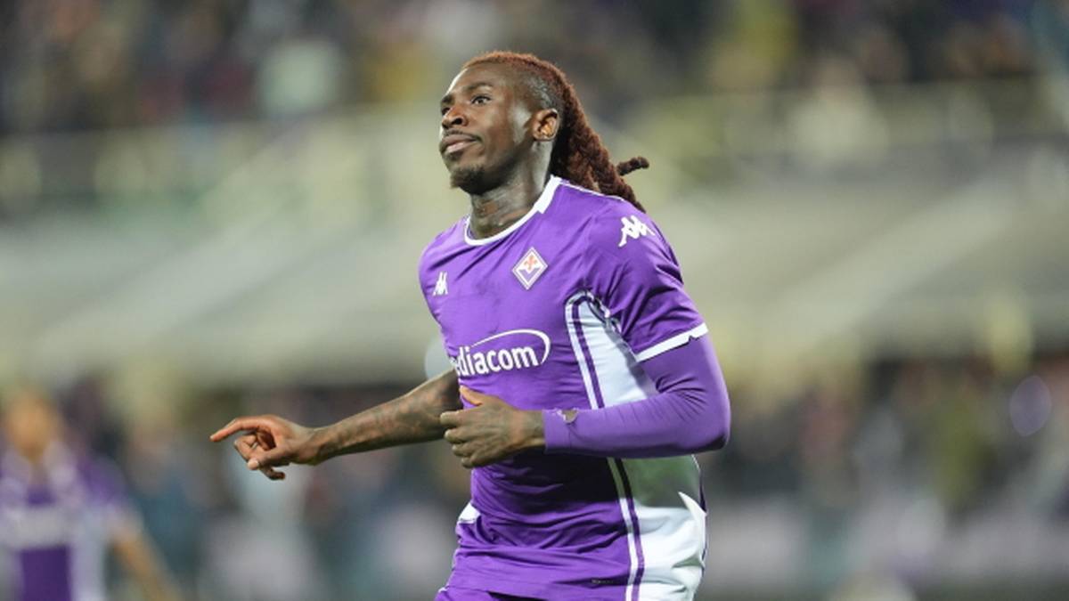 Piłkarz w fioletowej koszulce Fiorentiny podczas meczu.