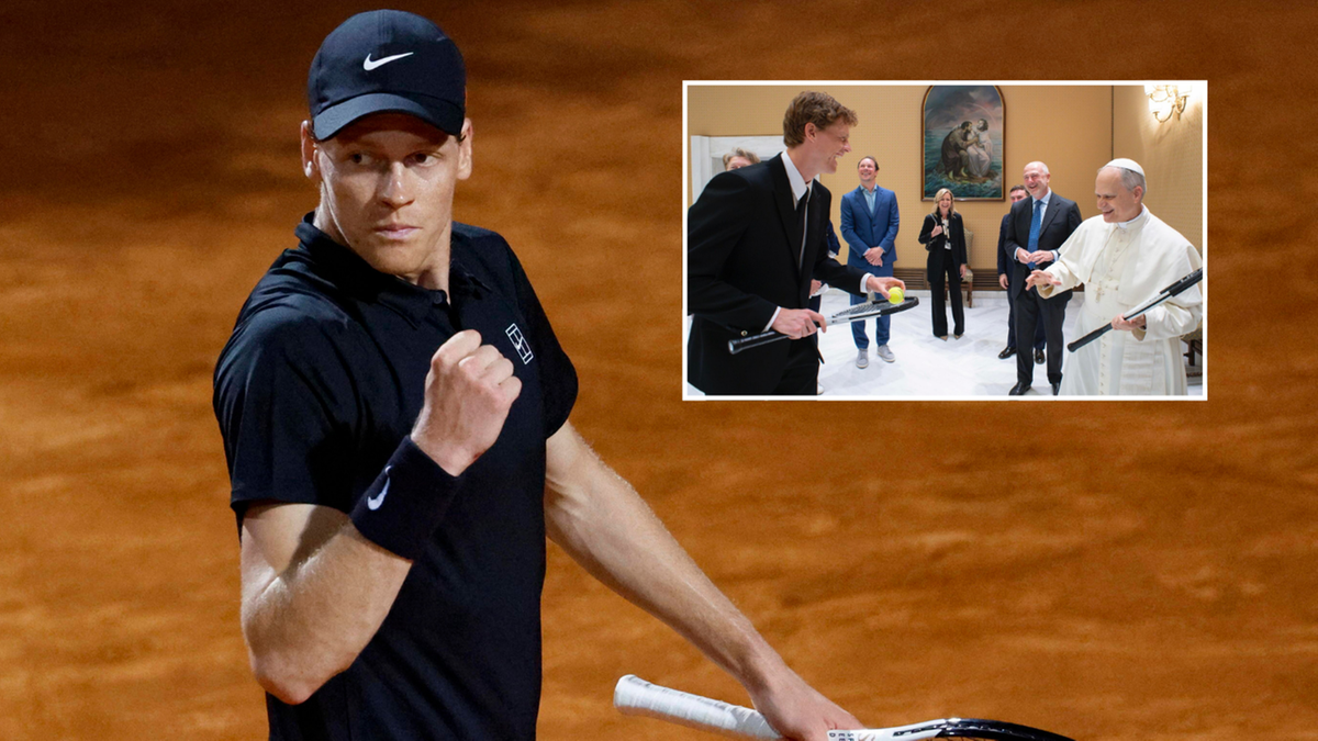 Jannik Sinner, tenisista w czarnej koszulce i czapce z daszkiem, unosi zaciśniętą pięść w geście triumfu, patrząc w bok. W prawym górnym rogu, w mniejszym kadrze, widać fragment audiencji u papieża Franciszka, podczas której Sinner wręcza mu piłkę tenisową.