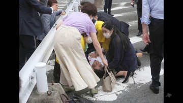 Zamach na byłego premiera Japonii. Lekarze walczą o życie polityka