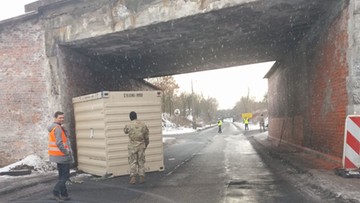 Ciężarówka amerykańskich żołnierzy utknęła pod wiaduktem