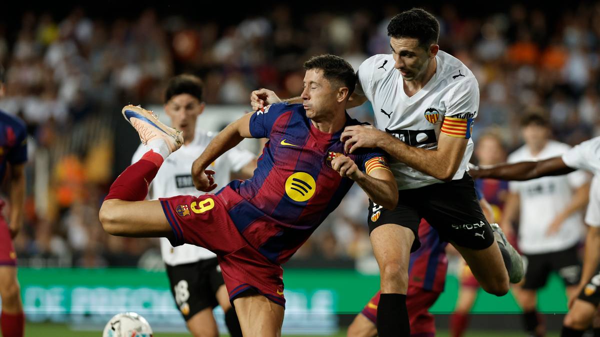 Piłkarz FC Barcelony Robert Lewandowski w akcji podczas meczu z Valencią.