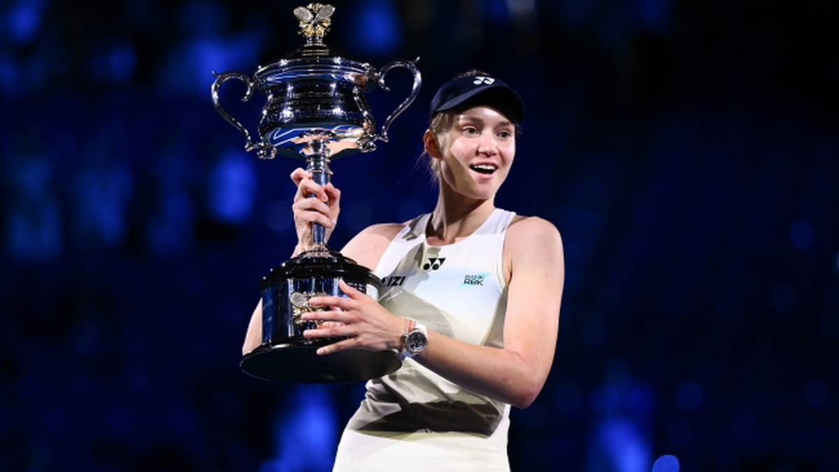 Elena Rybakina trzyma trofeum wielkoszlemowe.