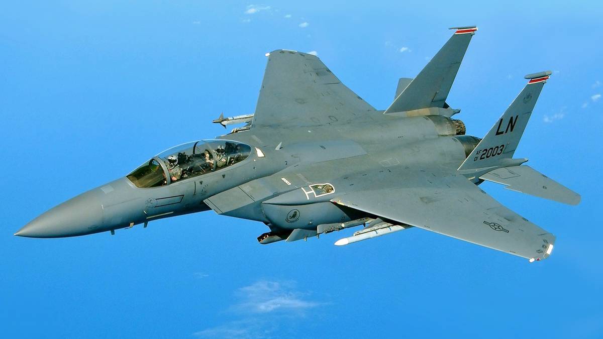 Amerykański myśliwiec F-15E w locie na tle błękitnego nieba.