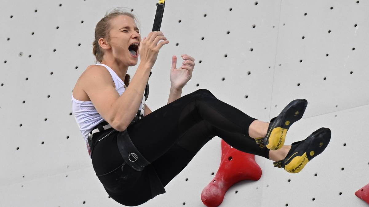 Sportowczyni wspinająca się po ściance.