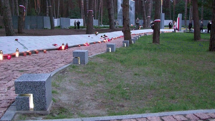 Poroszenko uklęknął przed polskimi grobami w Bykowni
