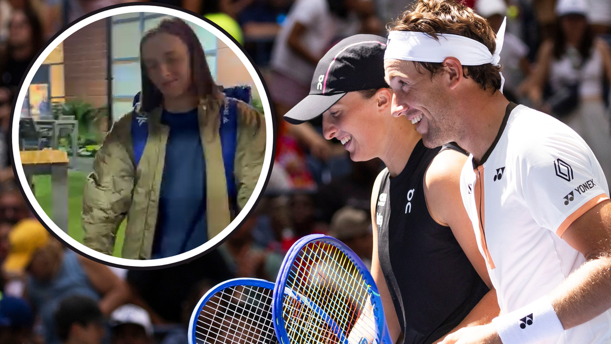 Iga Świątek i Casper Ruud stoją razem na korcie tenisowym, trzymając rakiety, podczas gdy w lewym górnym rogu znajduje się mniejszy obrazek Igi Świątek idącej z plecakiem.
