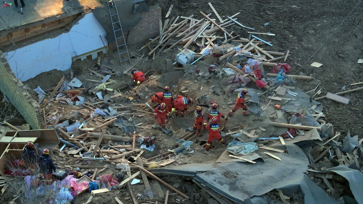 Chiny. Tragiczne trzęsienie ziemi. Ponad sto ofiar śmiertelnych