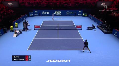 Dw&oacute;ch tenisist&oacute;w gra na niebieskim korcie podczas meczu ATP Finals w Jeddah. Na tablicy wynik&oacute;w widnieje nazwisko Blockx 0-0, Basavareddy 0-30.