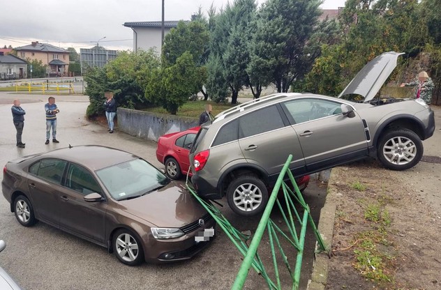 Opel staranował barierkę i spadł na dwa zaparkowane pojazdy