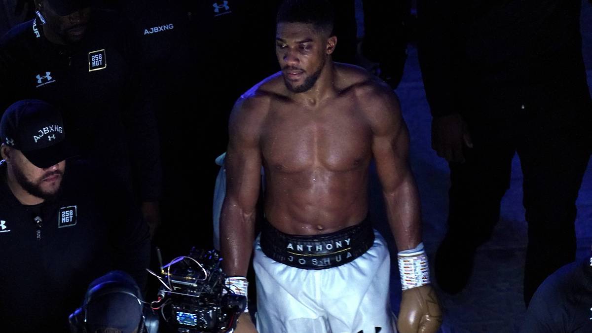 Bokser Anthony Joshua w ringu z członkami swojego zespołu.