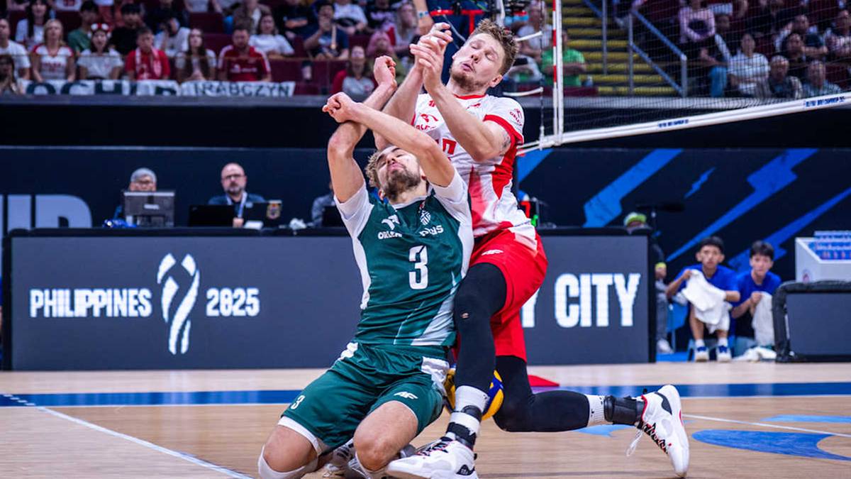 Dwóch siatkarzy w akcji podczas meczu. Jeden z nich jest na ziemi i próbuje zablokować przeciwnika, który wykonuje atak.