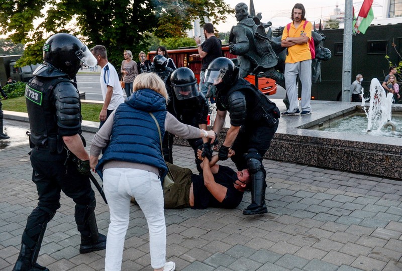 Policja zatrzymuje protestujących w Mińsku