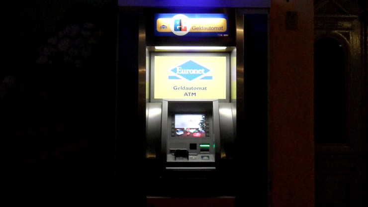 Wysokie prowizje przy wypłacie z bankomatów Euronet dla użytkowników kart Revolut i Curve
