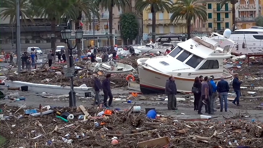 Zniszczone przez sztorm nabrzeże w Rapallo we Włoszech. Fot. YouTube / Global News.