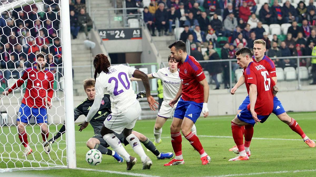 Piłkarze Rakowa Częstochowa i Fiorentiny w akcji pod bramką w meczu Ligi Konferencji.