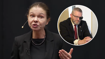 Monika Braun przemawiająca publicznie, w tle mniejsze zdjęcie Grzegorza Brauna