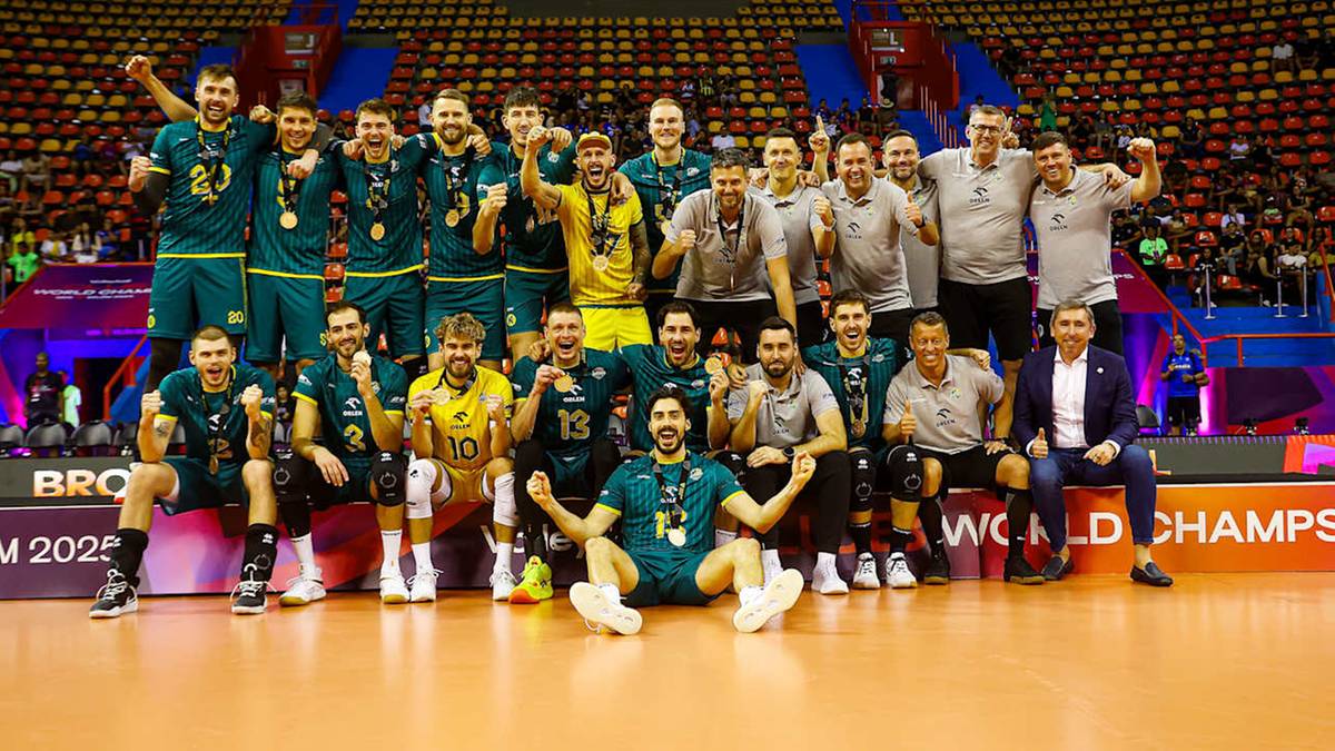 Drużyna Aluron CMC Warta Zawiercie pozuje do zdjęcia grupowe po zdobyciu brązowego medalu Klubowych Mistrzostw Świata.