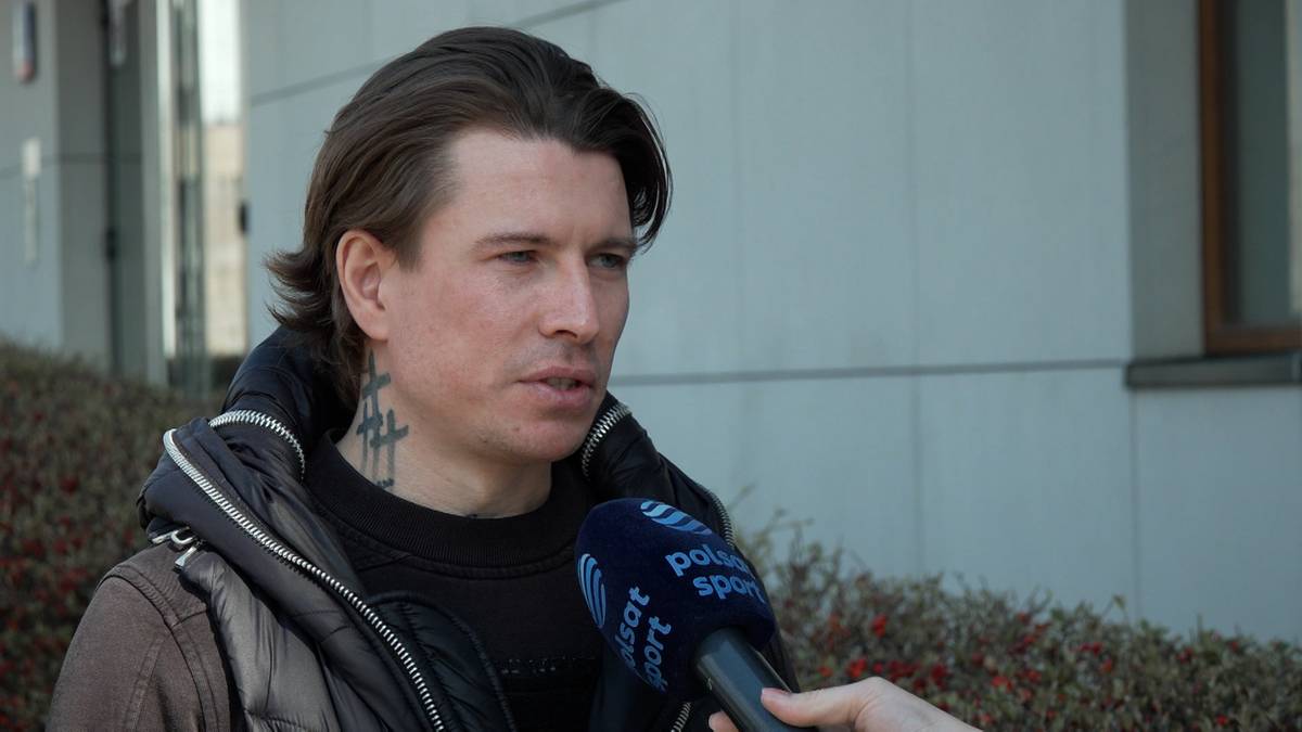 Mężczyzna udziela wywiadu do mikrofonu Polsat Sport.