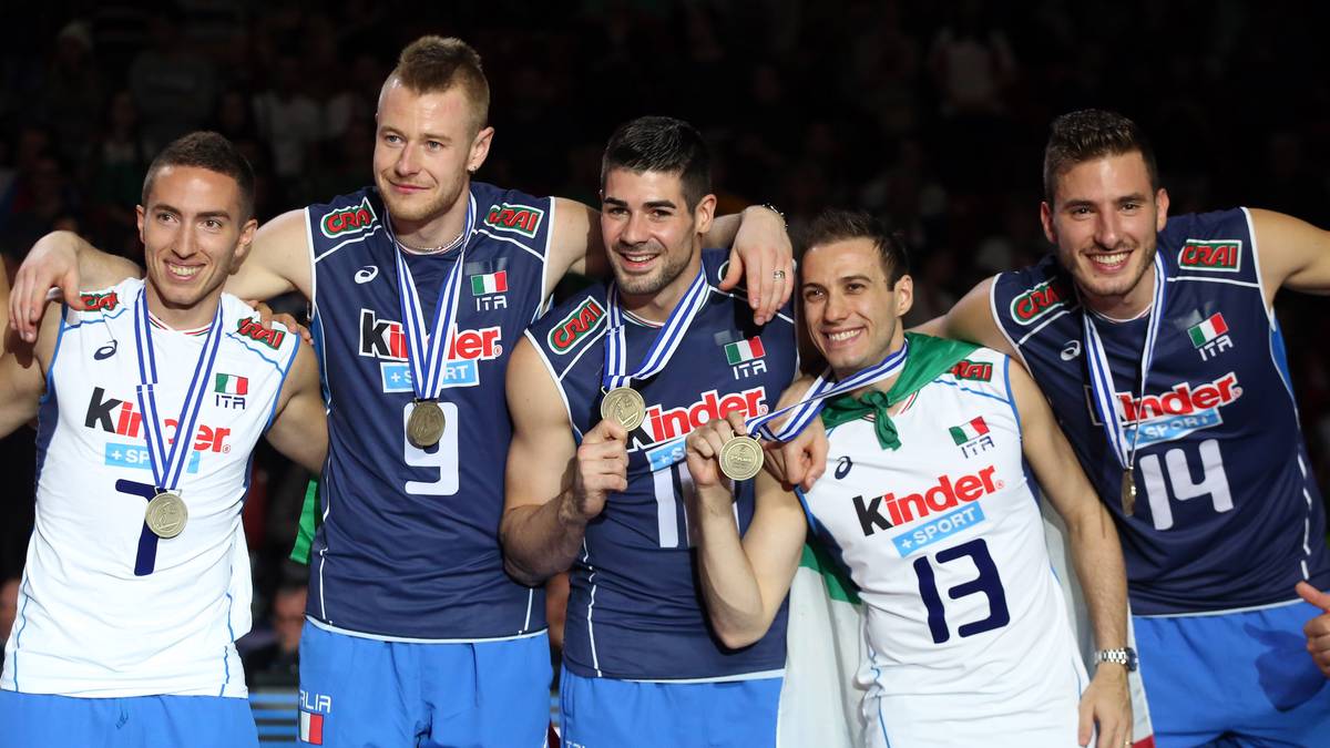 Pięciu siatkarzy reprezentacji Włoch w strojach sportowych pozuje do zdjęcia z medalami.