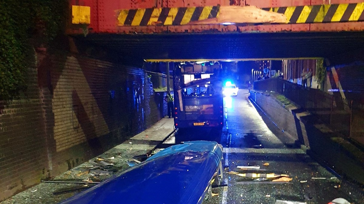 Wielka Brytania: Autobus nie zmieścił się pod wiaduktem. Odcięło mu cały dach