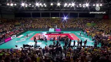 Ceremonia dekoracji po finale PlusLigi, zawodnicy Aluron CMC Warta Zawiercie świętują zdobycie mistrzostwa Polski na boisku siatkarskim z widownią w tle.