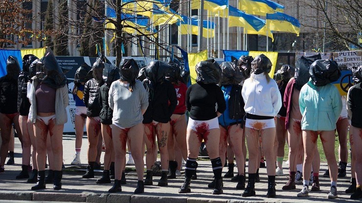 Wojna w Ukrainie. Protest przed ambasadą w Rydze. Łotyszki sprzeciwiają się przemocy seksualnej