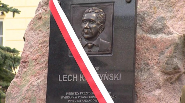 Gronkiewicz-Waltz: głaz z tablicą ku pamięci Lecha Kaczyńskiego nielegalny, będzie kontrola