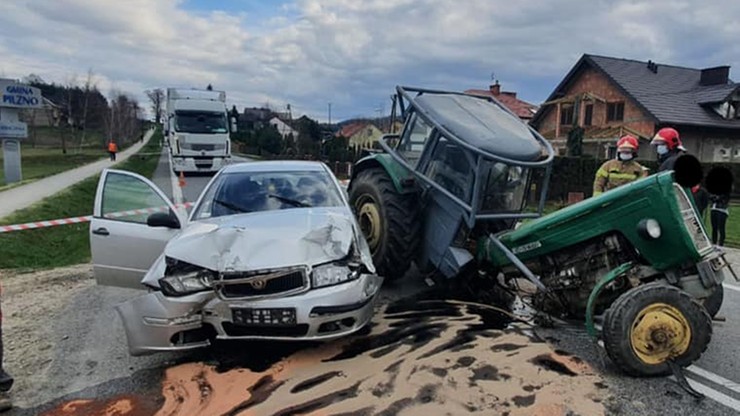 Ciągnik rozpadł się po zderzeniu w Jaworzu Górnym