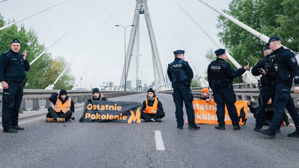 Aktywiści klimatyczni blokują mosty w Warszawie. Interweniowała policja