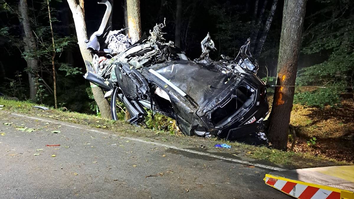 Tragedia w Mikołowie. Auto wbiło się w drzewo