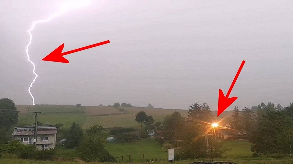 Piorun trafia w linię energetyczną i wybucha transformator. Fot. TwojaPogoda.pl / Paweł Bogdan.