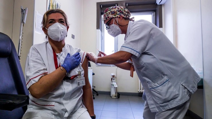 Włoski wiceminister zdrowia: szczepionka obowiązkowa, jeśli nie przyjmie jej 2/3 populacji