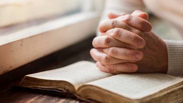 Seniorzy, którzy chodzą do kościoła, czują się inaczej. Ustalenia naukowców