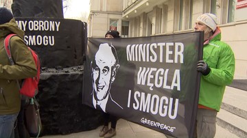 "Węglowy" tort dla ministra energii. Aktywiści Greenpeace gratulują "obrony polskiego smogu"