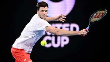 Tenisista Hubert Hurkacz w akcji podczas meczu, wykonujący forhend.