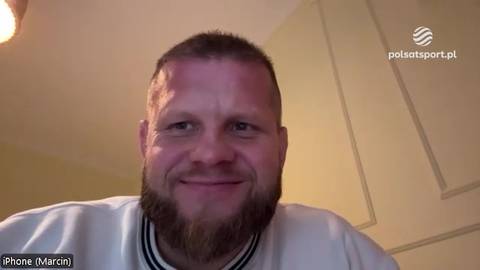 Marcin Tybura, zawodnik MMA, uśmiecha się do kamery podczas rozmowy online.
