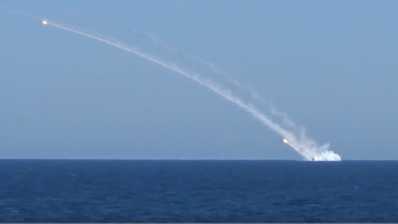Salwa rakiet z okrętu podwodnego. Rosjanie atakują pociskami Kalibr