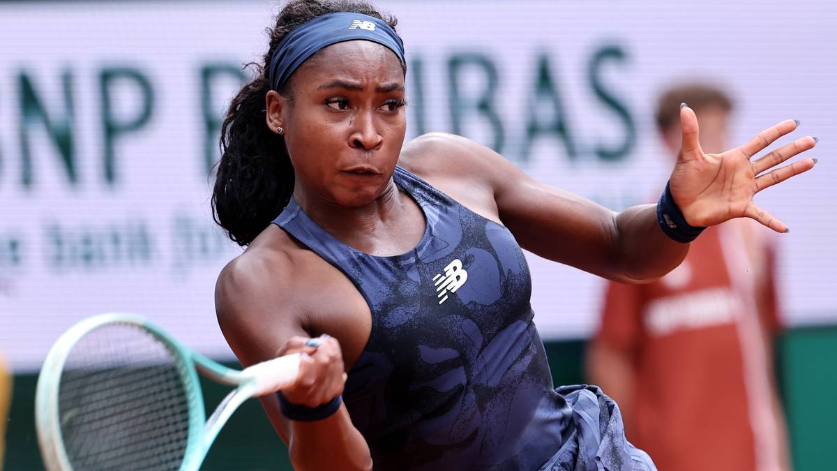 Amerykańska tenisistka Coco Gauff wykonuje uderzenie forhendowe podczas meczu.